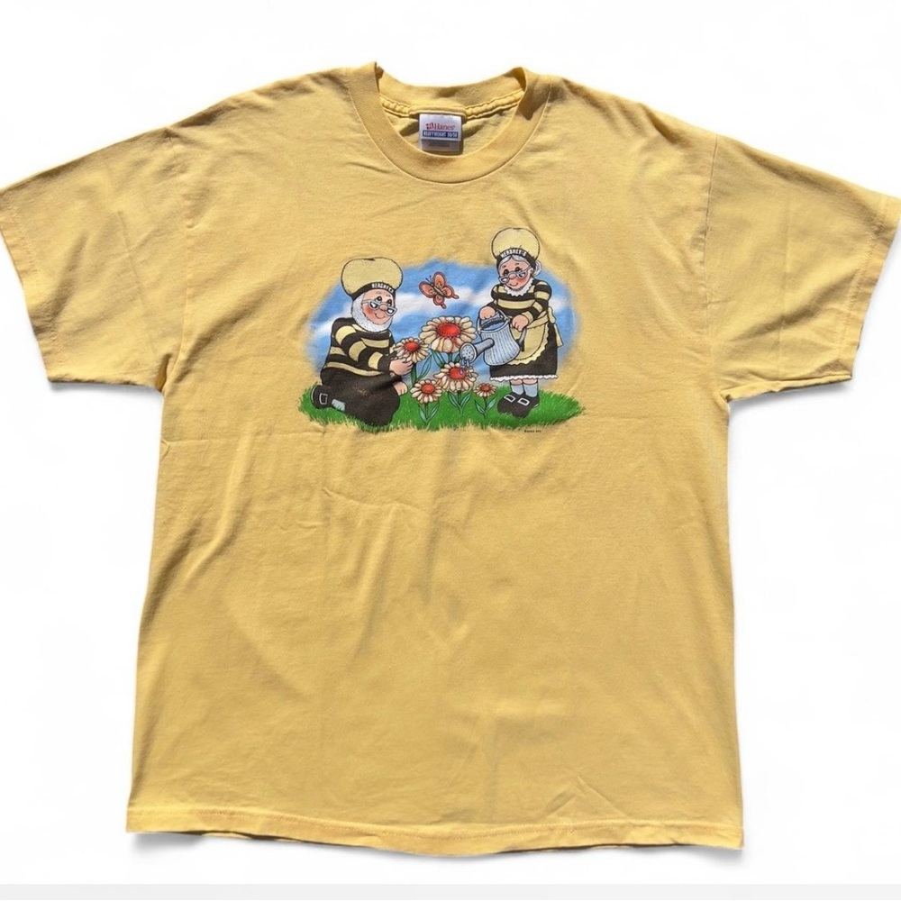 VTG 2002 Yellow Hersey’s Chocolate Bumble Bee Graphic Design TShirt